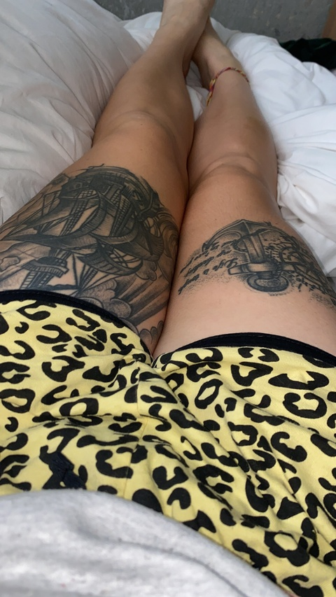 Header of thickthighs5ft11